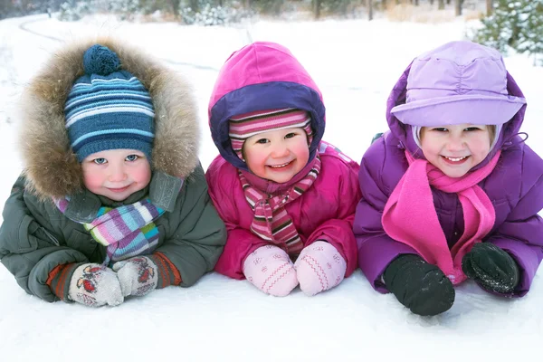 Kinderen in de winter — Stockfoto