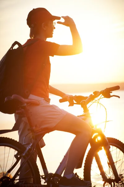Велосипедист на закате — стоковое фото
