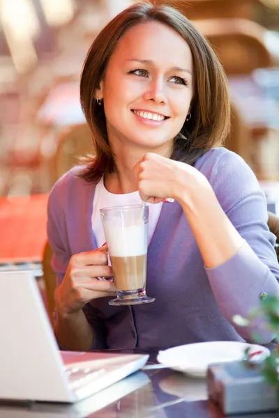 Jovem mulher no café — Fotografia de Stock