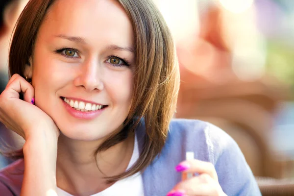 Jeune femme au café — Photo