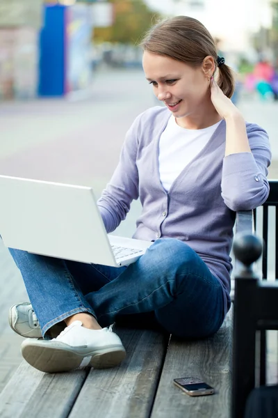 Meisje student buiten — Stockfoto