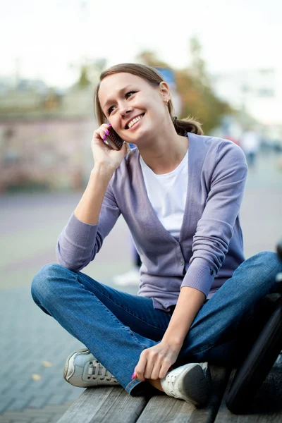 Kvinna med mobiltelefon — Stockfoto