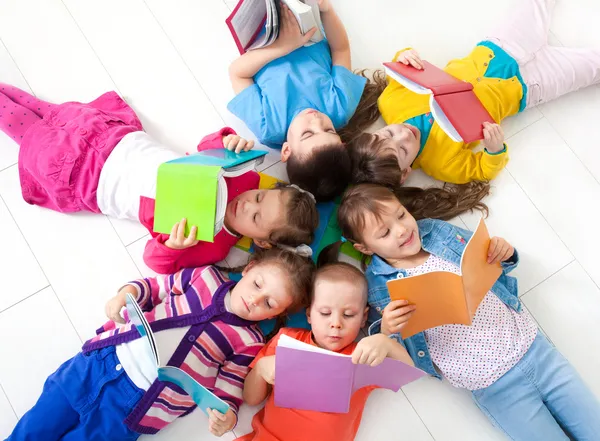 Los niños están leyendo — Foto de Stock