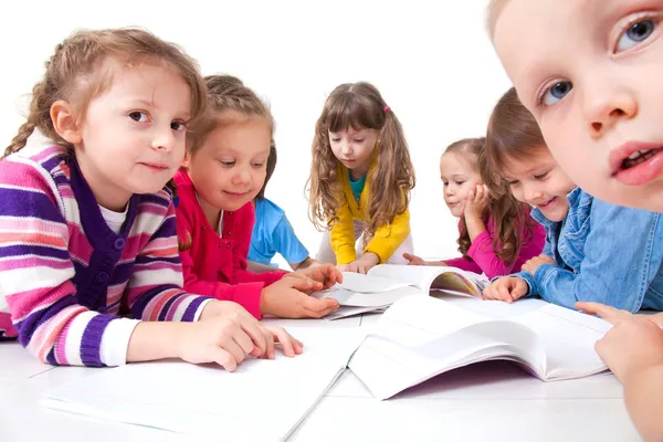 Kinderen maken huiswerk — Stockfoto