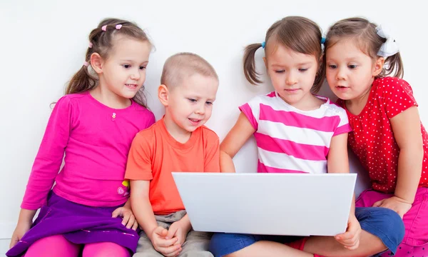 Bambini con laptop — Foto Stock