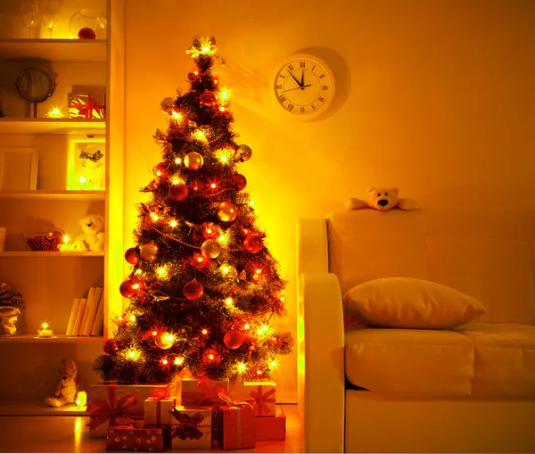 Presenteert onder kerstboom — Stockfoto
