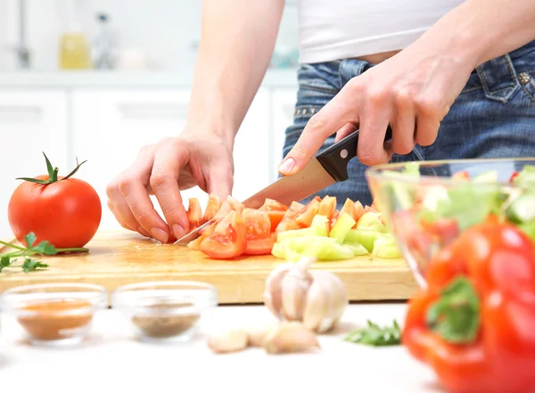 Manos cocinando ensalada de verduras — Foto de Stock