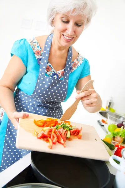 Mulher madura na cozinha — Fotografia de Stock