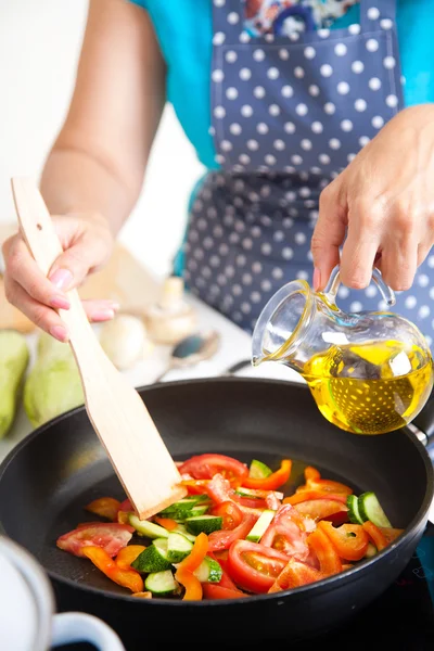 Femme mûre sur la cuisine — Photo