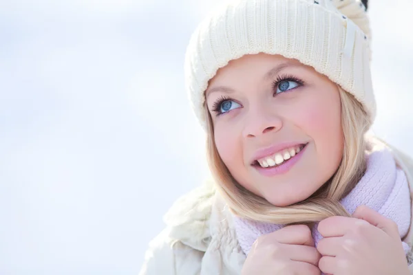 Frauenporträt im Winter — Stockfoto