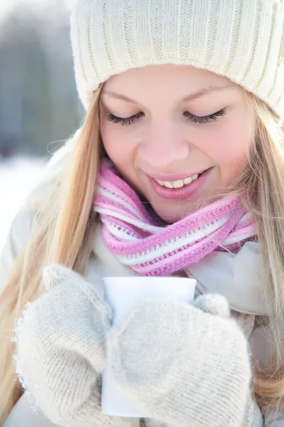 Porträtt av kvinna med varm dryck i vinter — Stockfoto
