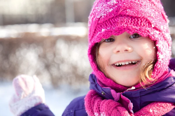 Šťastná dívka v zimě — Stock fotografie