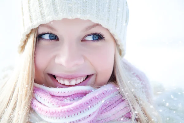 Vrouw in de winter — Stockfoto