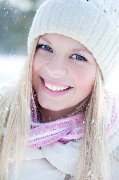 Vrouw in de winter — Stockfoto