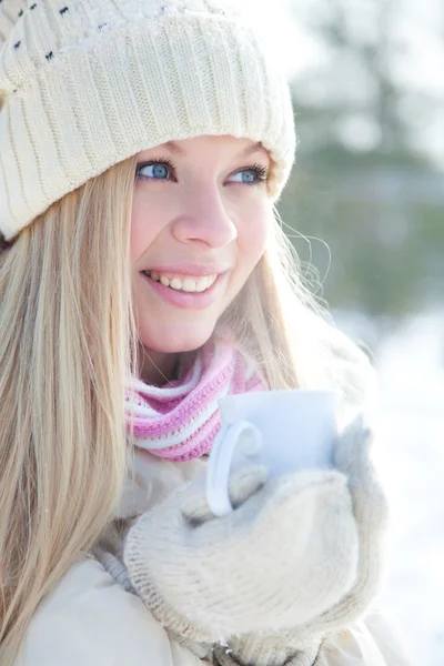 Vrouw met cup in de winter — Stockfoto