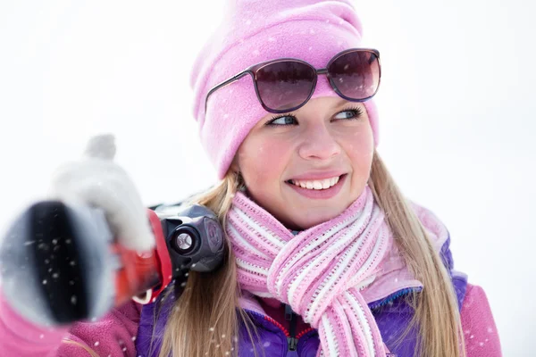 Biondo sportivo carino in inverno — Foto Stock