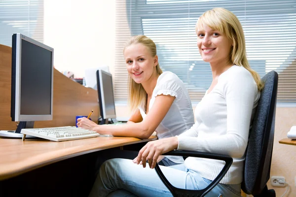 Portrait of two businesswomen — Stock Photo, Image