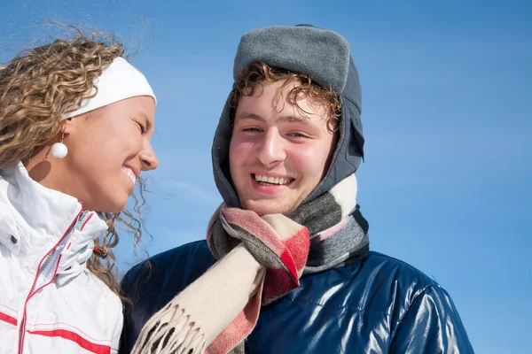 Gelukkige paar in de winter — Stockfoto