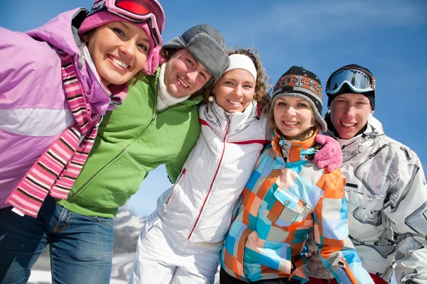 Vänner i vinter resort — Stockfoto