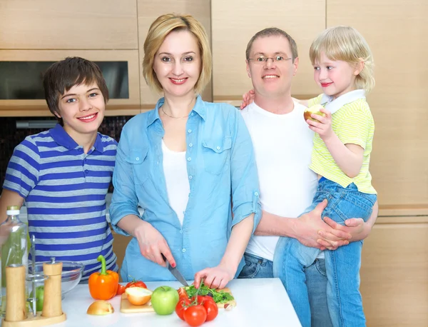 Familia en la cocina — Foto de Stock