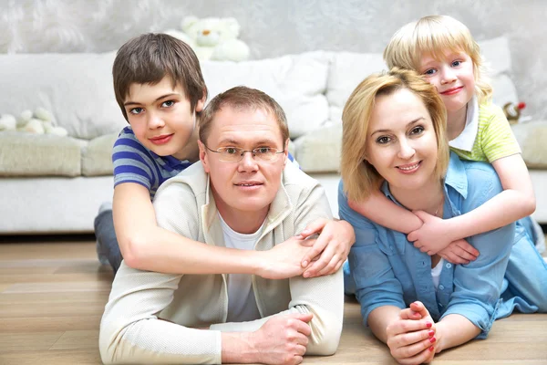 Familia en casa —  Fotos de Stock