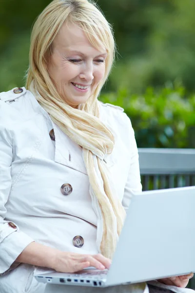 Volwassen vrouw met laptop — Stockfoto