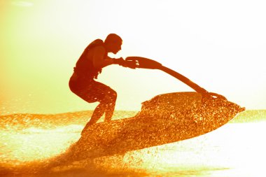 Jet Ski üzerinde adam atlar