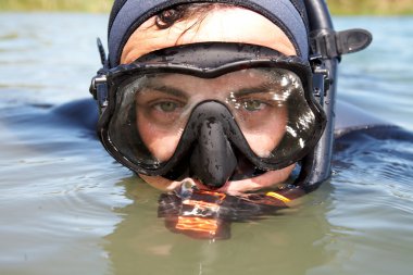 dalgıç dalgıç giysisi ve sudan seyir maske portre. yakın çekim