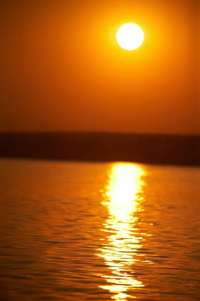 Magnifique coucher de soleil d'été sur grand lac en peinture rouge — Photo