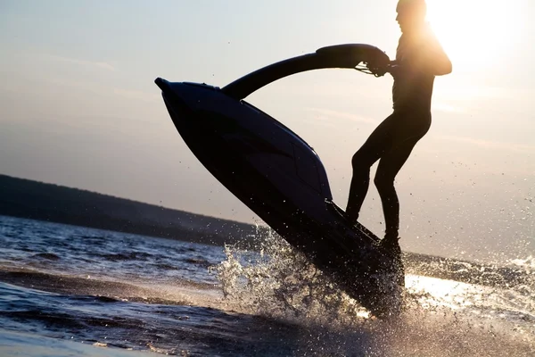 Mann springt auf den Jetski — Stockfoto