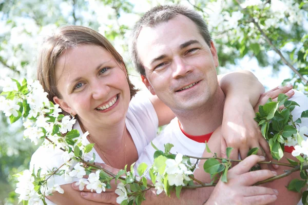 Porträtt av äldre par i vårträdgård — Stockfoto