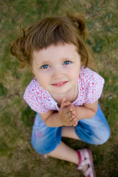 Niedliches kleines Mädchen betet — Stockfoto