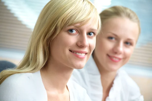 Portrait de belles jeunes femmes assises sur le lieu de travail — Photo