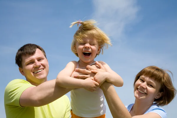 Семейное время - игривая семья на открытом воздухе — стоковое фото