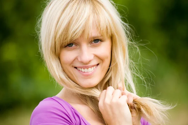 Portret van een blonde vrouw — Stockfoto