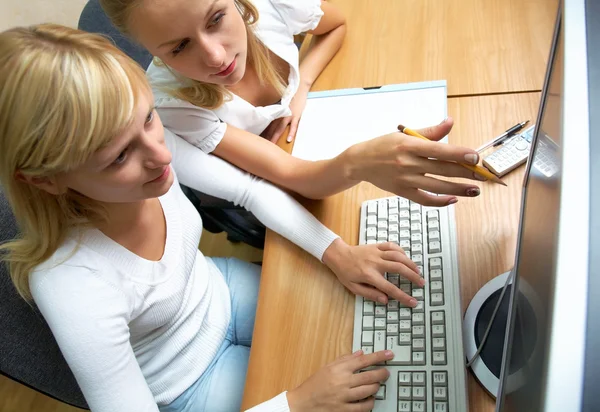 Portret twee werkende businesswomans — Stockfoto