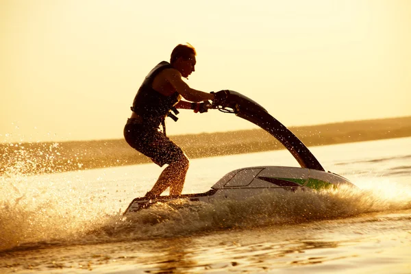 Muž skočí jetski — Stock fotografie