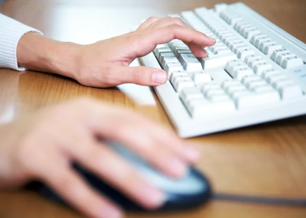 Womans mãos no teclado — Fotografia de Stock