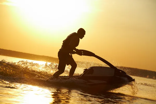 Adam sürücüde jetski — Stok fotoğraf