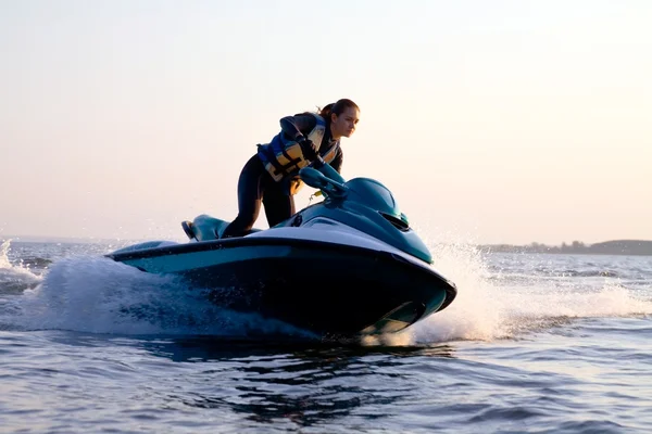 Menina bonita montando seus jet skis — Fotografia de Stock