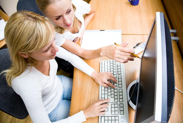 Stående två arbetar businesswomans — Stockfoto