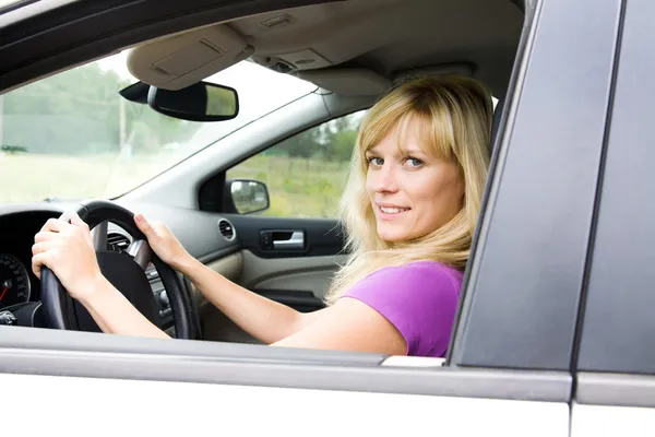 Blonde vrouw in auto — Stockfoto