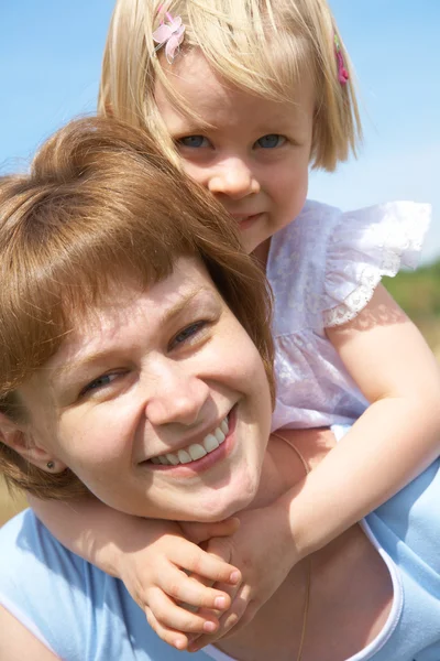 Küçük kızıyla birlikte mutlu anne — Stok fotoğraf