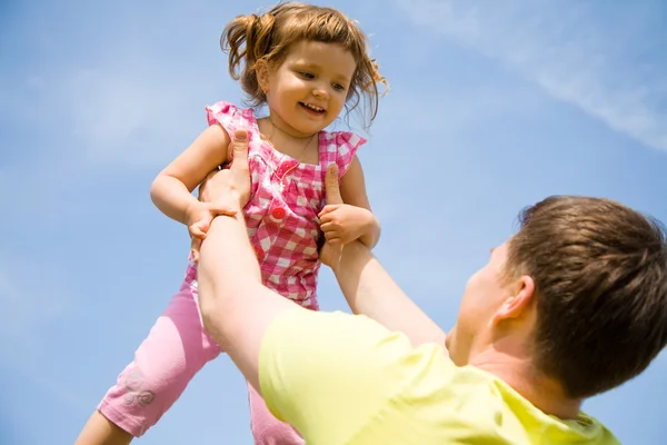 Buon padre con la sua piccola figlia — Foto Stock