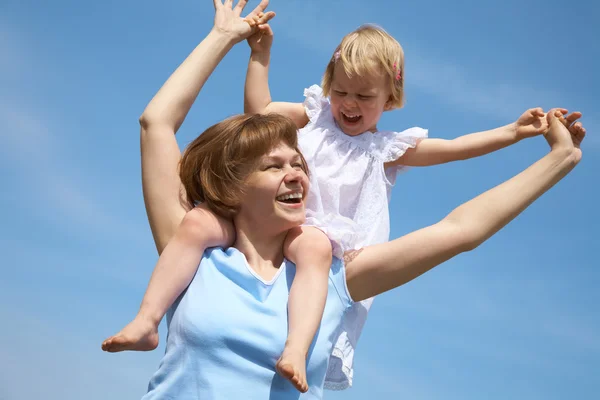 Glückliche Mutter mit ihrer kleinen Tochter — Stockfoto