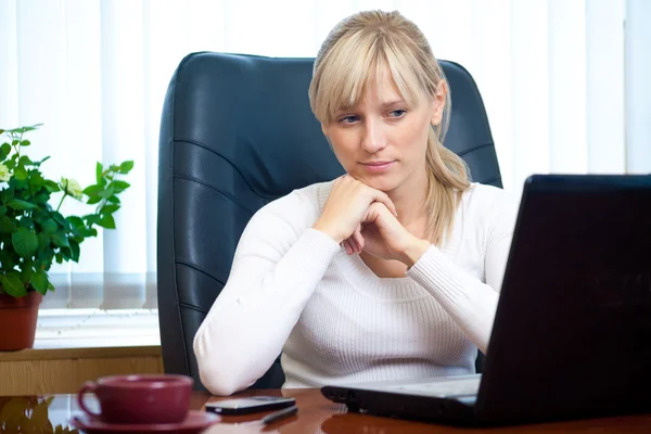 Affärskvinna i office — Stockfoto