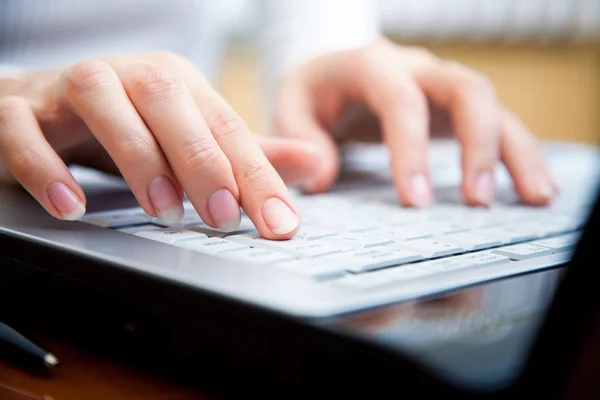 Manos en el teclado — Foto de Stock