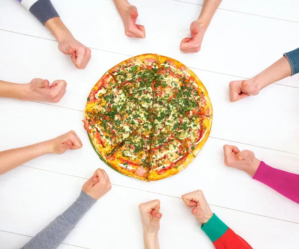 Pizza e mãos humanas — Fotografia de Stock