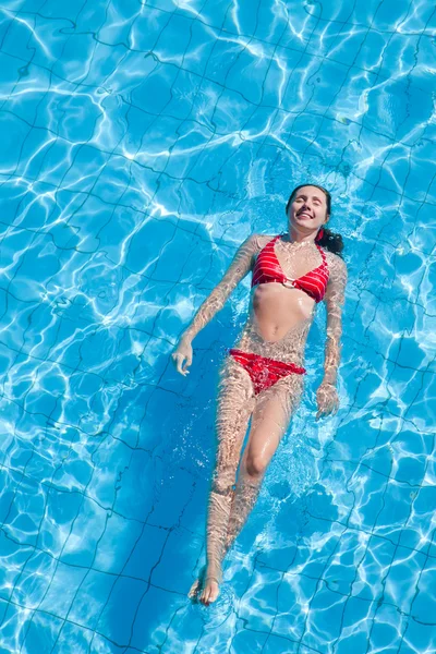 Ontspanning in zwembad — Stockfoto