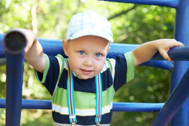 Çocuk oyun bahçesinde